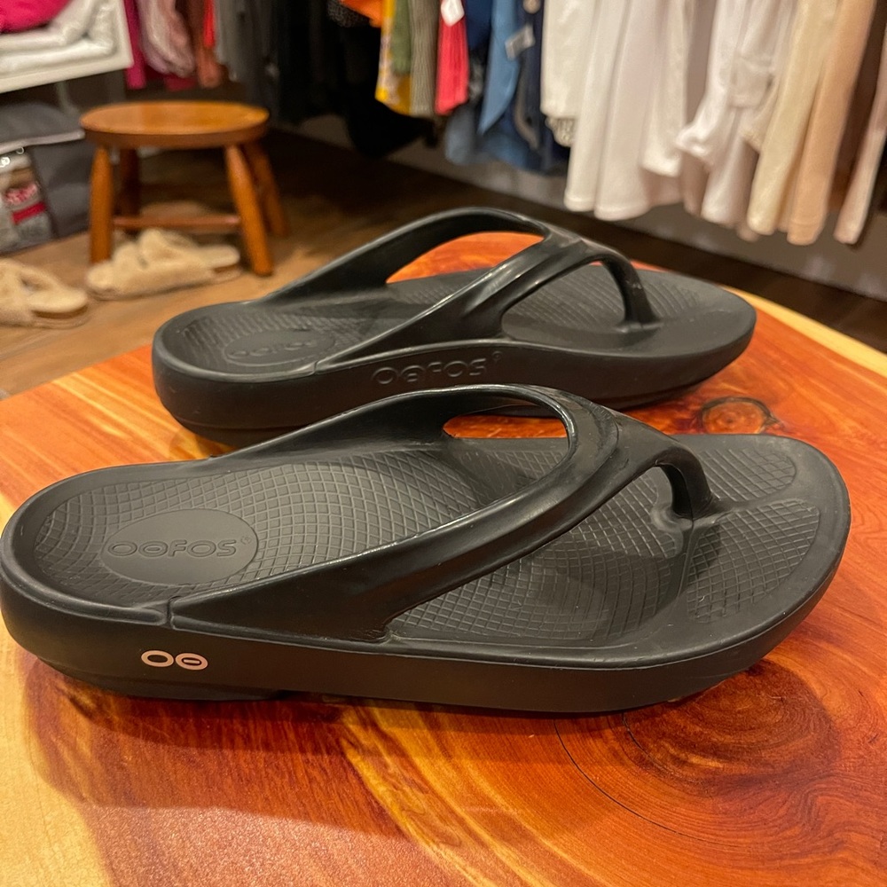 Oofos women’s flip flop size 9